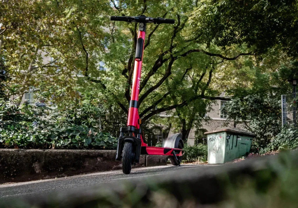 E-Scooter auf einem Gehweg