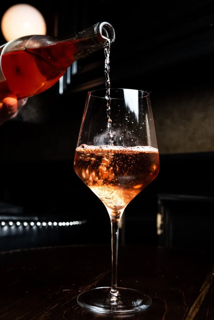 Wein wird in ein Glas gegossen